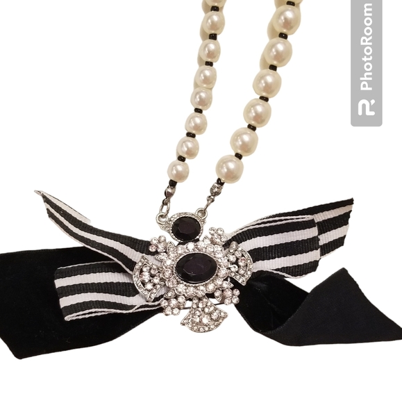 WHITE HOUSE BLACK MARKET RHINESTONE  RIBBON BROOCH PENDANT & FAUX PEARL NECKLACE - Picture 3 of 6